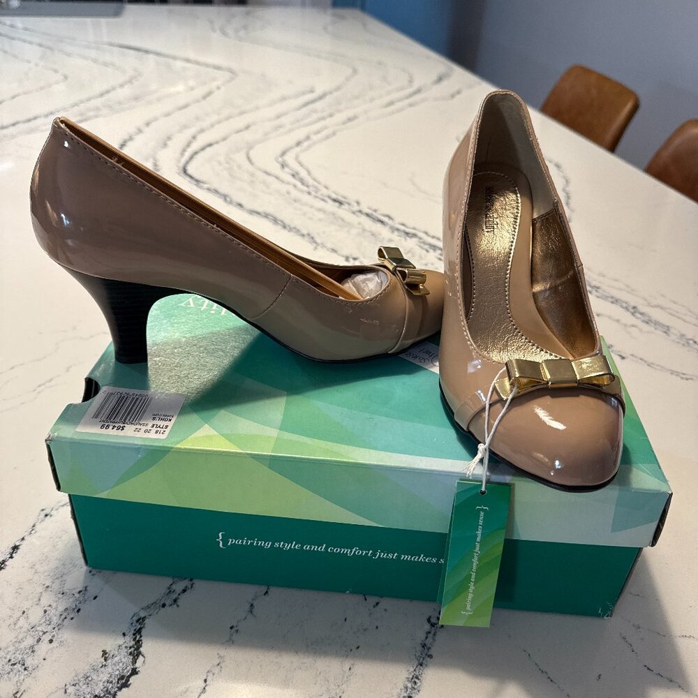 Heels Solesensability Audrey Buff Patent Heel Pump Gold Bow NWT Size 7.5 7 1/2
